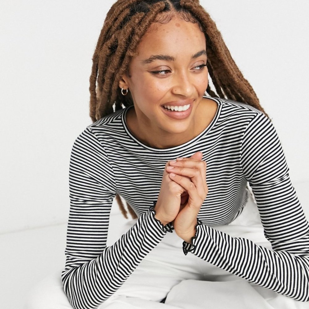 FOREVER 21 Black & White Stripe Lettuce Edge Long Sleeve Crop Top SIZE S